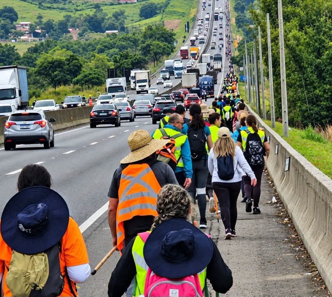 MILHARES DE PEREGRINOS, INCLUINDO PARANAENSES, MARCHAM PELA VIA DUTRA RUMO A APARECIDA.