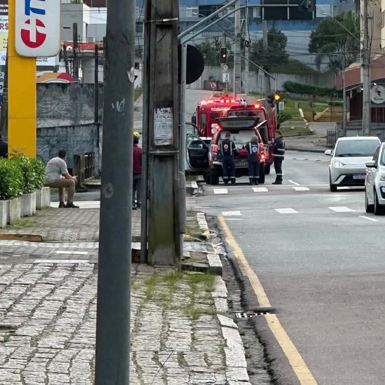 IDOSO DE 71 ANOS MORRE APÓS POSSÍVEL MAL SÚBITO AO VOLANTE NO BAIRRO BACACHERI EM CURITIBA.