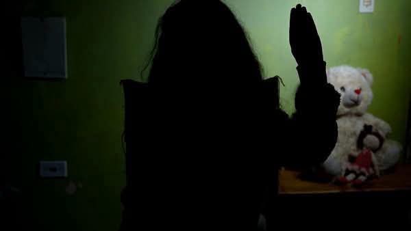 CRIANÇA FAZ SINAL UNIVERSAL DE PEDIDO DE SOCORRO E HOMEM É PRESO POR TENTATIVA DE ESTUPRO DE VULNERÁVEL EM CURITIBA.