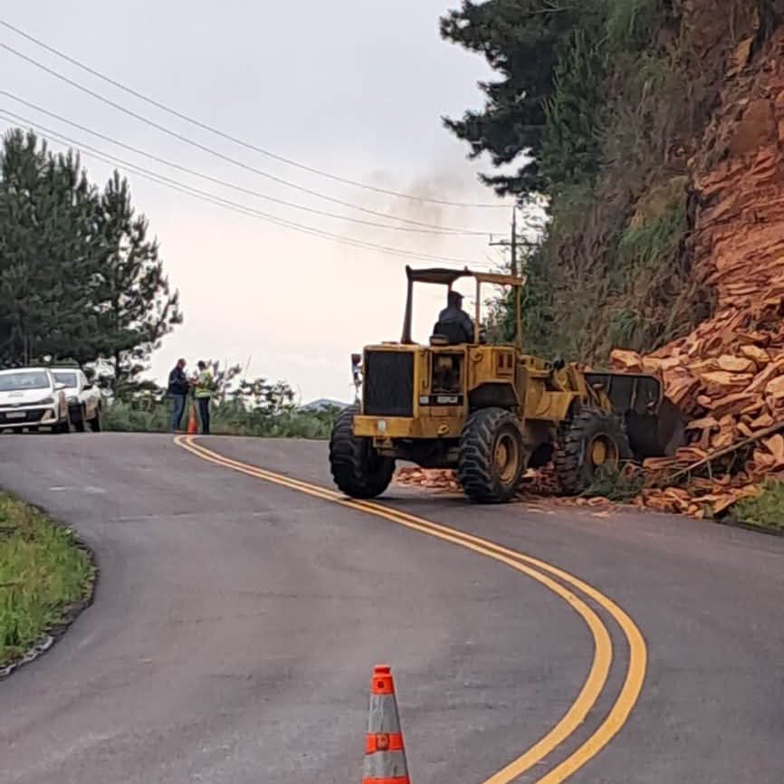 DEFESA CIVIL E DER AGEM NA LIMPEZA DE ENCOSTAS NA PR-092 ENTRE RIO BRANCO DO SUL E CERRO AZUL.