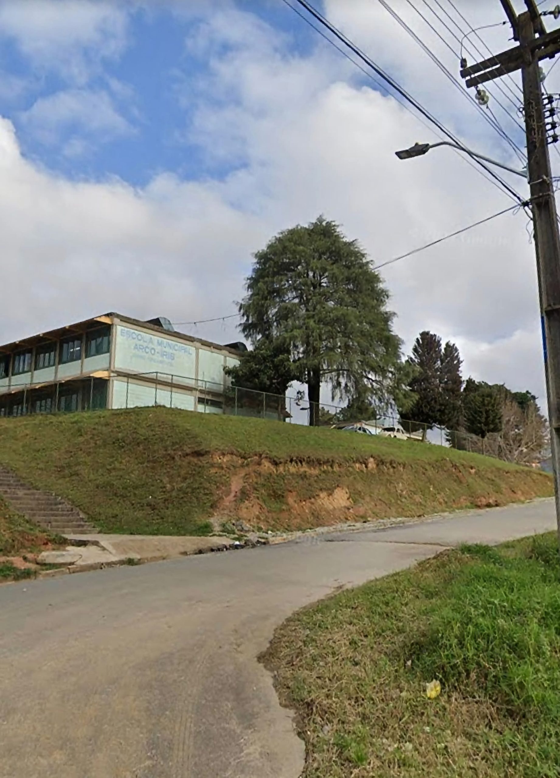 TRÊS ESCOLAS MUNICIPAIS DE ALMIRANTE TAMANDARÉ SÃO ARROMBADAS DURANTE FERIADÃO