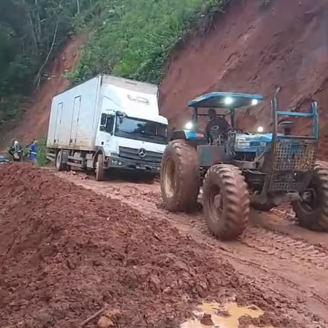 ESTRADA QUE LIGA TUNAS DO PARANÁ A CERRO AZUL ESTÁ DIFÍCIL O ACESSO.