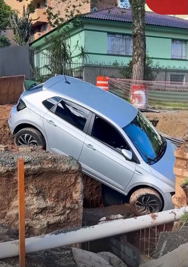 CARRO CAI EM BURACO DE OBRAS DO INTER 2 NO BAIRRO MERCÊS E ALERTA MOTORISTAS SOBRE PERIGO EM CURITIBA.