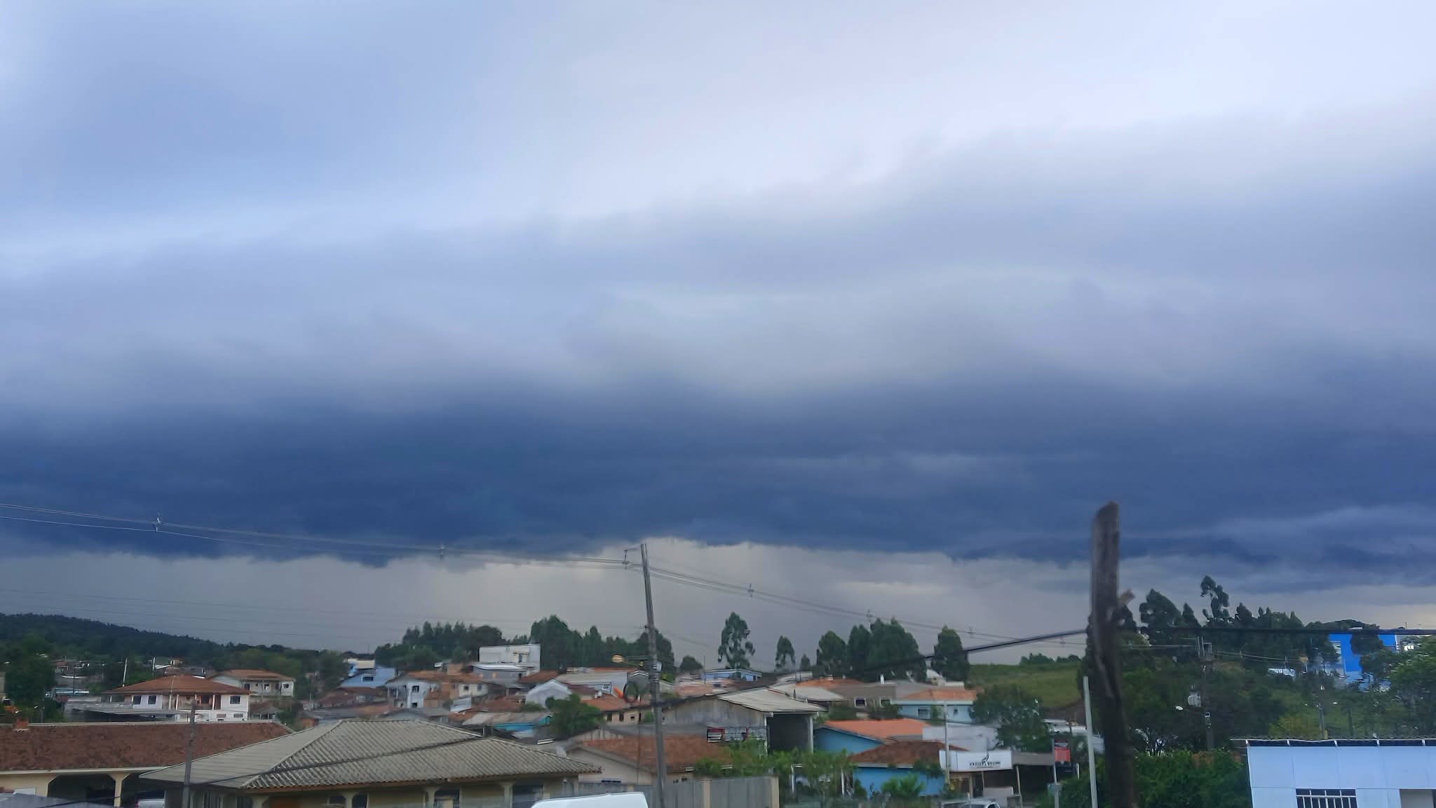 CHUVA FORTE E QUEDA DE GRANIZO ATINGEM CURITIBA E REGIÃO METROPOLITANA.