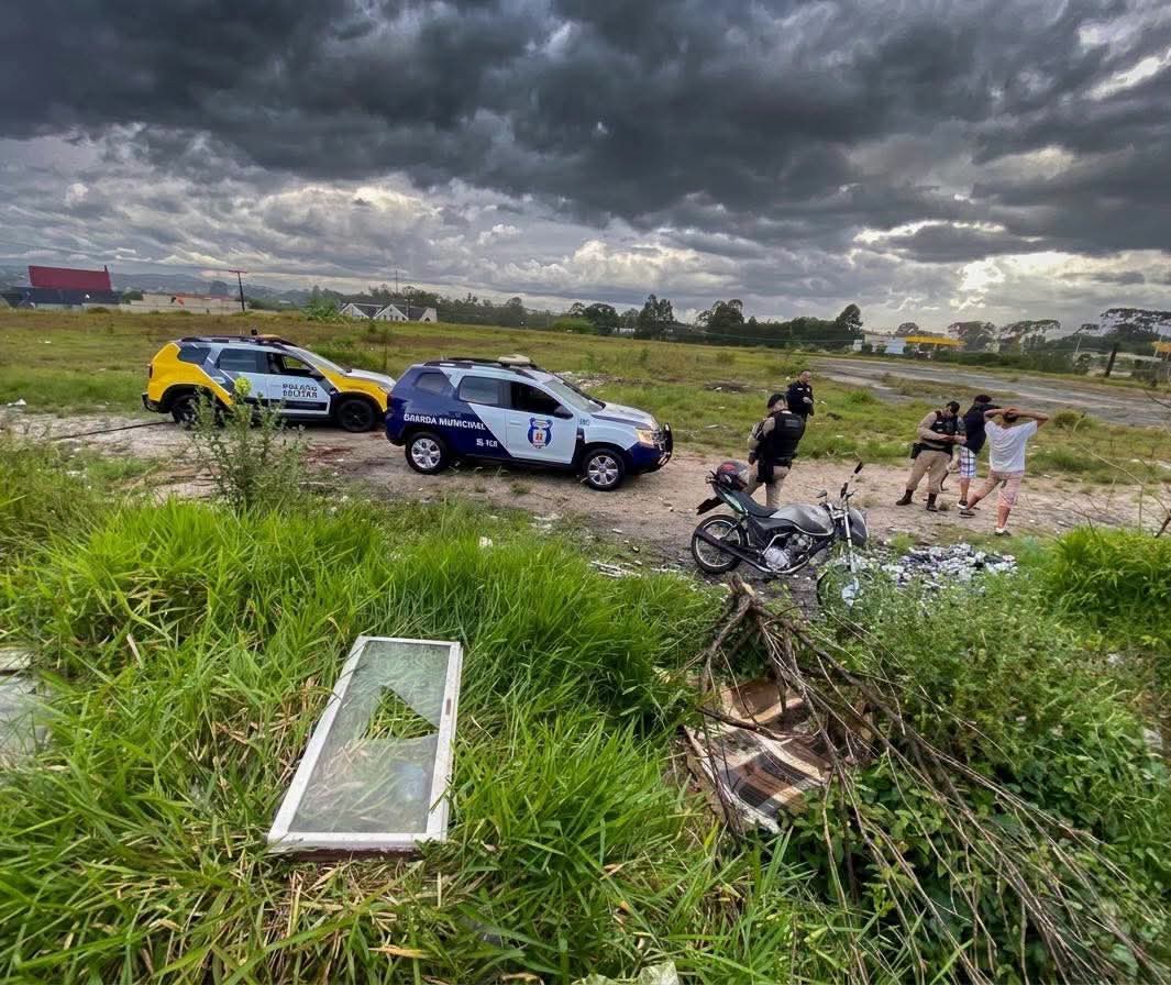 DOIS HOMENS SÃO PRESOS COM MOTO FURTADA NO ATUBA EM CURITIBA.
