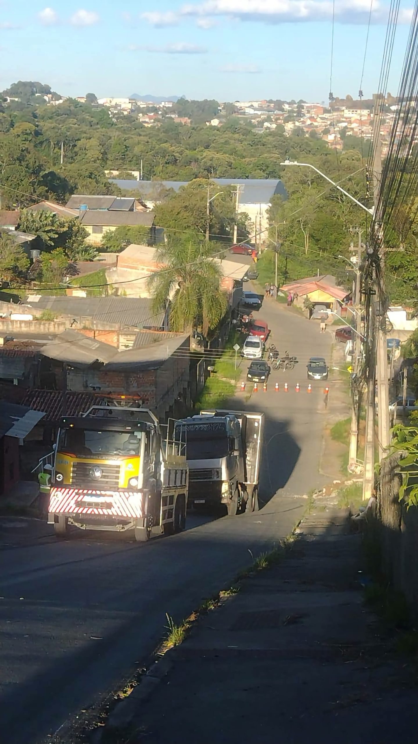 CARRETA-BAÚ É RETIRADA APÓS FICAR ATRAVESSADA E BLOQUEAR RUA RIO PARANÁ