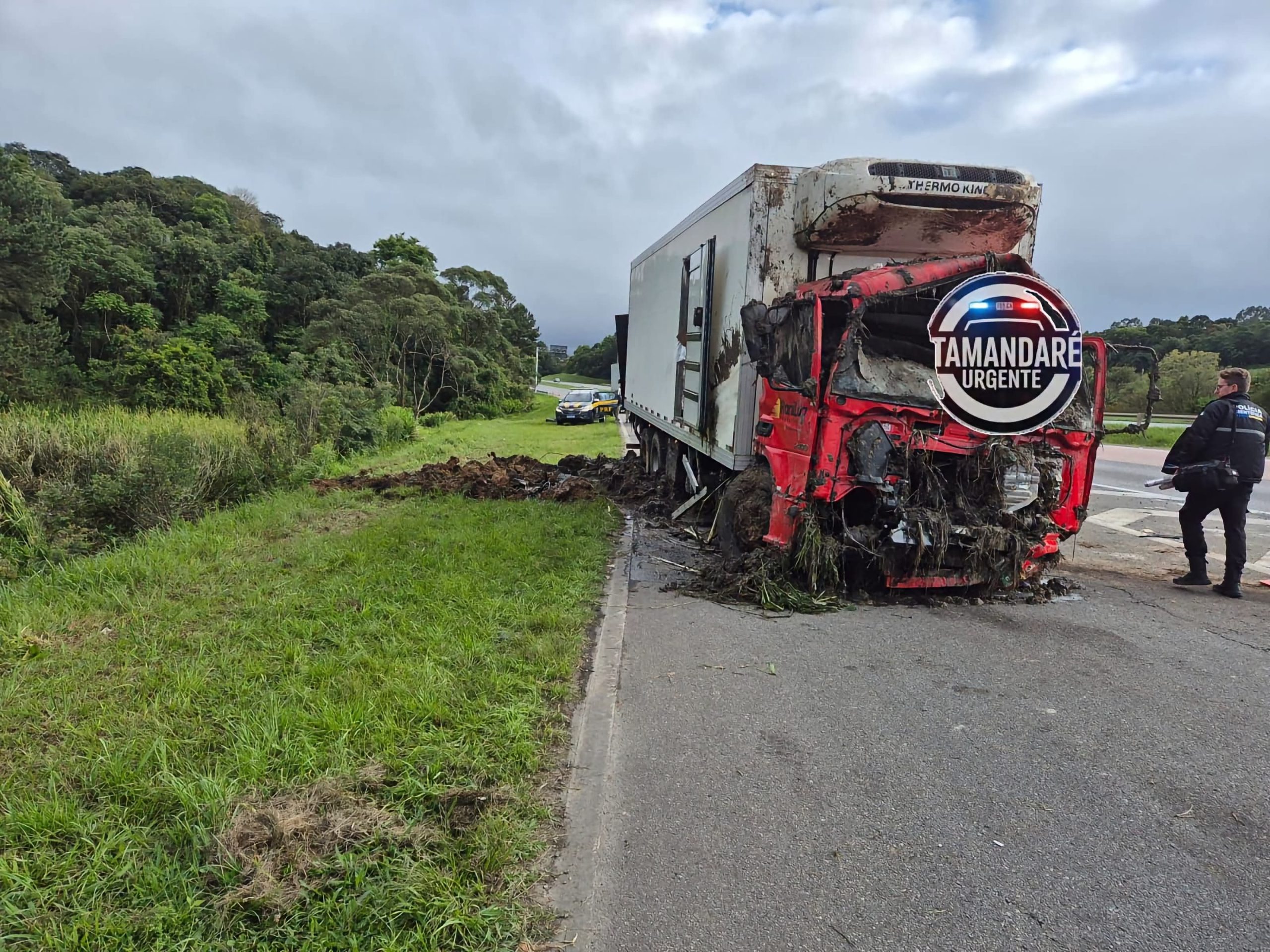 MOTORISTA DE 45 ANOS MORRE APÓS CAMINHÃO BAÚ SAIR DA PISTA E CAIR EM BANHADO NA BR-116, EM QUATRO BARRAS