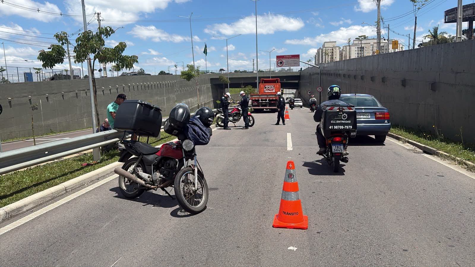 MOTOCICLISTA FICA FERIDO AO TENTAR DESVIAR DE CARRO NA LINHA VERDE, EM CURITIBA