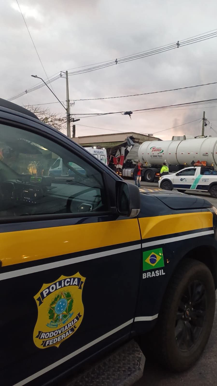 MOTORISTA MORRE APÓS CAMINHÃO-TANQUE SAIR DA PISTA E ATINGIR OBSTÁCULO EM PARANAGUÁ