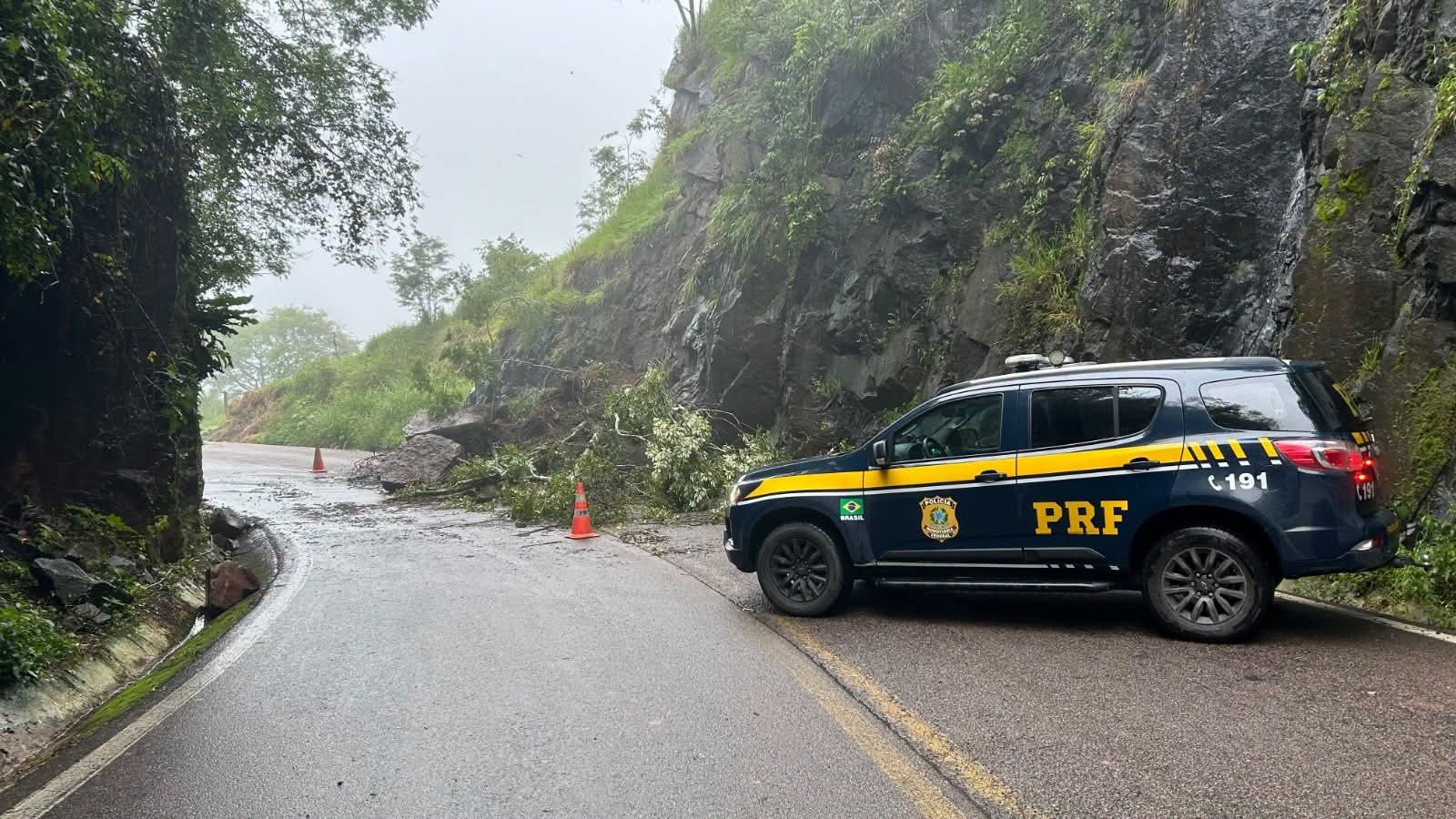 DESLIZAMENTOS DE TERRA BLOQUEIAM TRECHOS DA BR-476 NO VALE DO RIBEIRA.