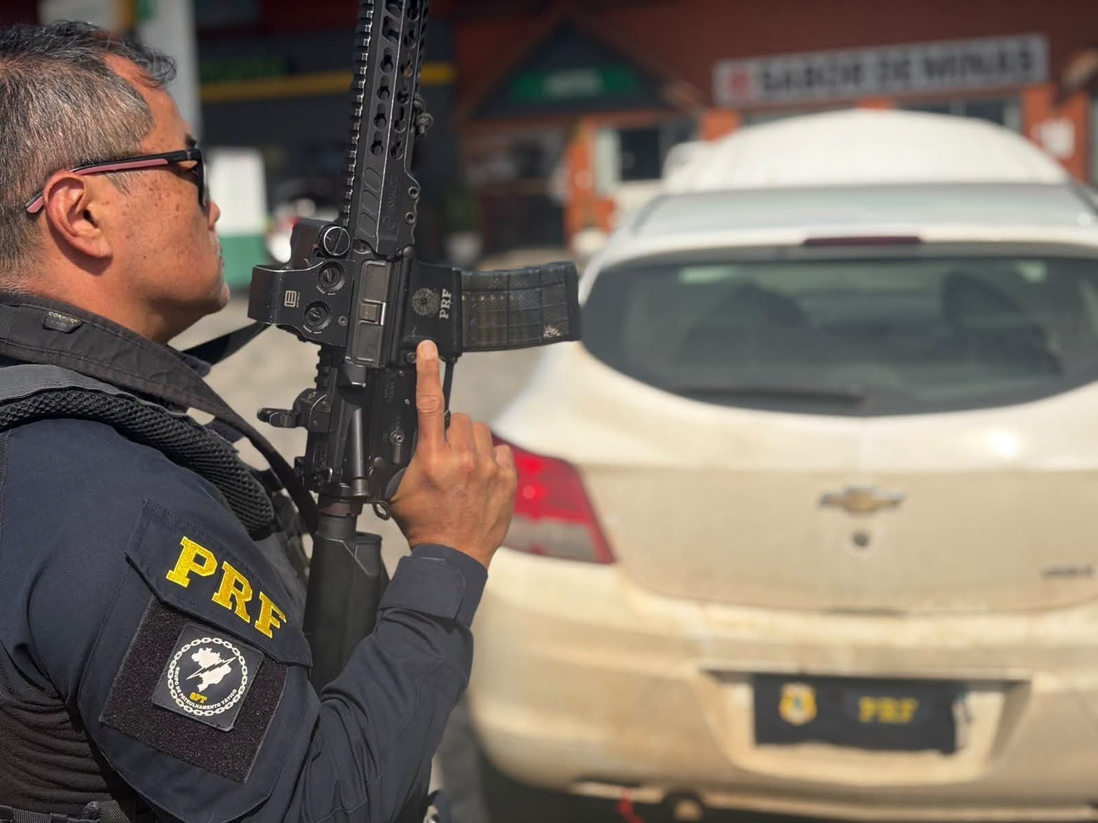 POLÍCIA RODOVIÁRIA FEDERAL RECUPERA CARRO ROUBADO E ADULTERADO NA BR-116 EM COLOMBO.