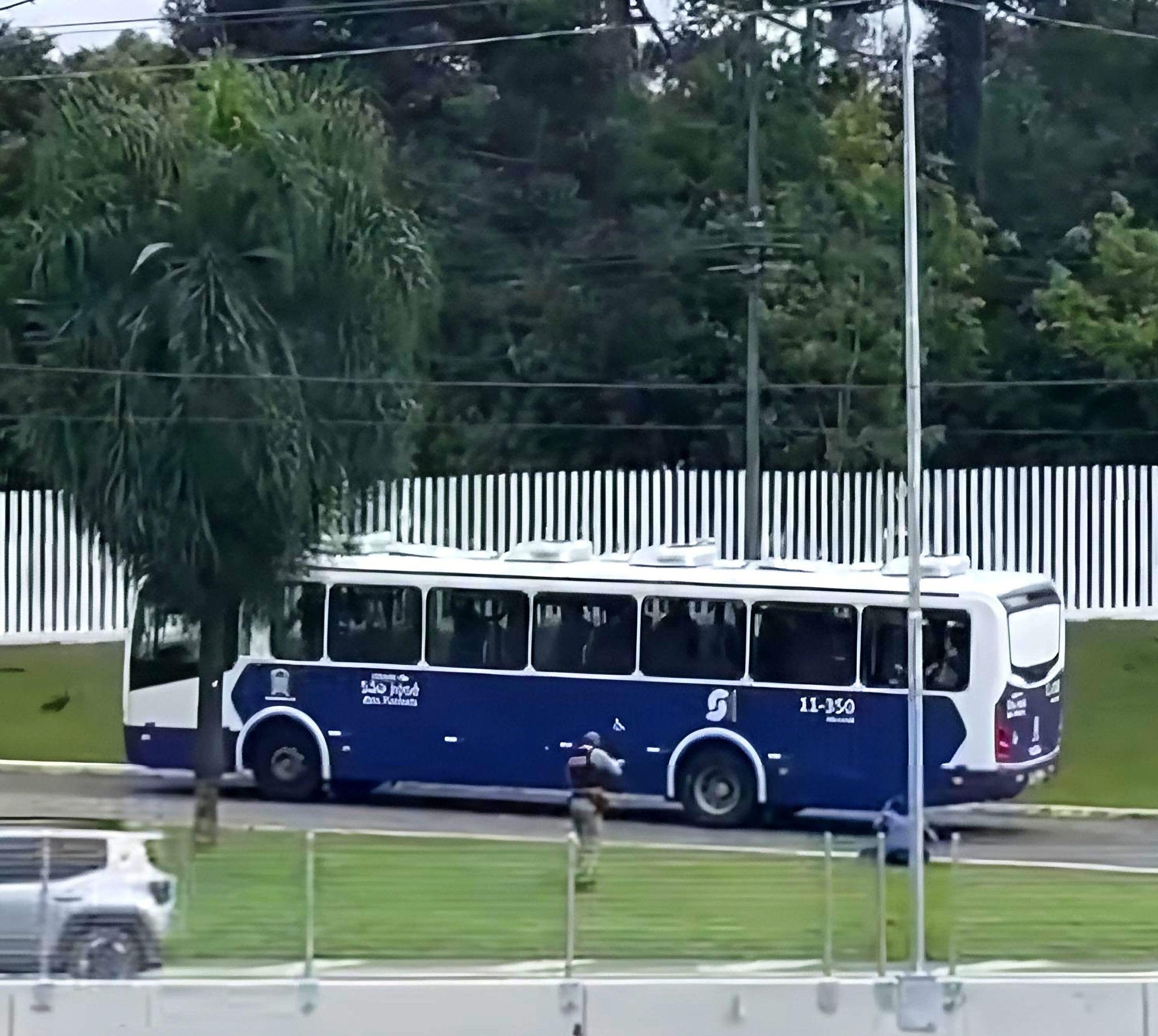MOTORISTA DE ÔNIBUS É ATACADO A FACADAS APÓS DISCUSSÃO COM PASSAGEIRA EM SÃO JOSÉ DOS PINHAIS.
