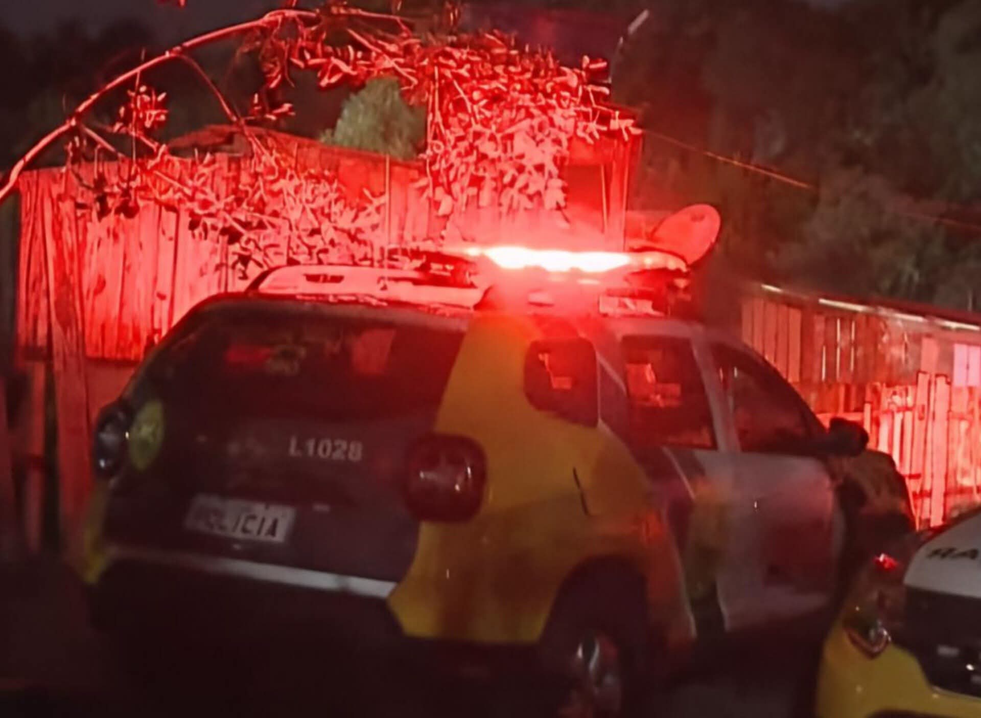 MÃE É FLAGRADA COMPRANDO COCAÍNA EM PONTO DE TRÁFICO COM BEBÊ NO COLO EM CURITIBA.