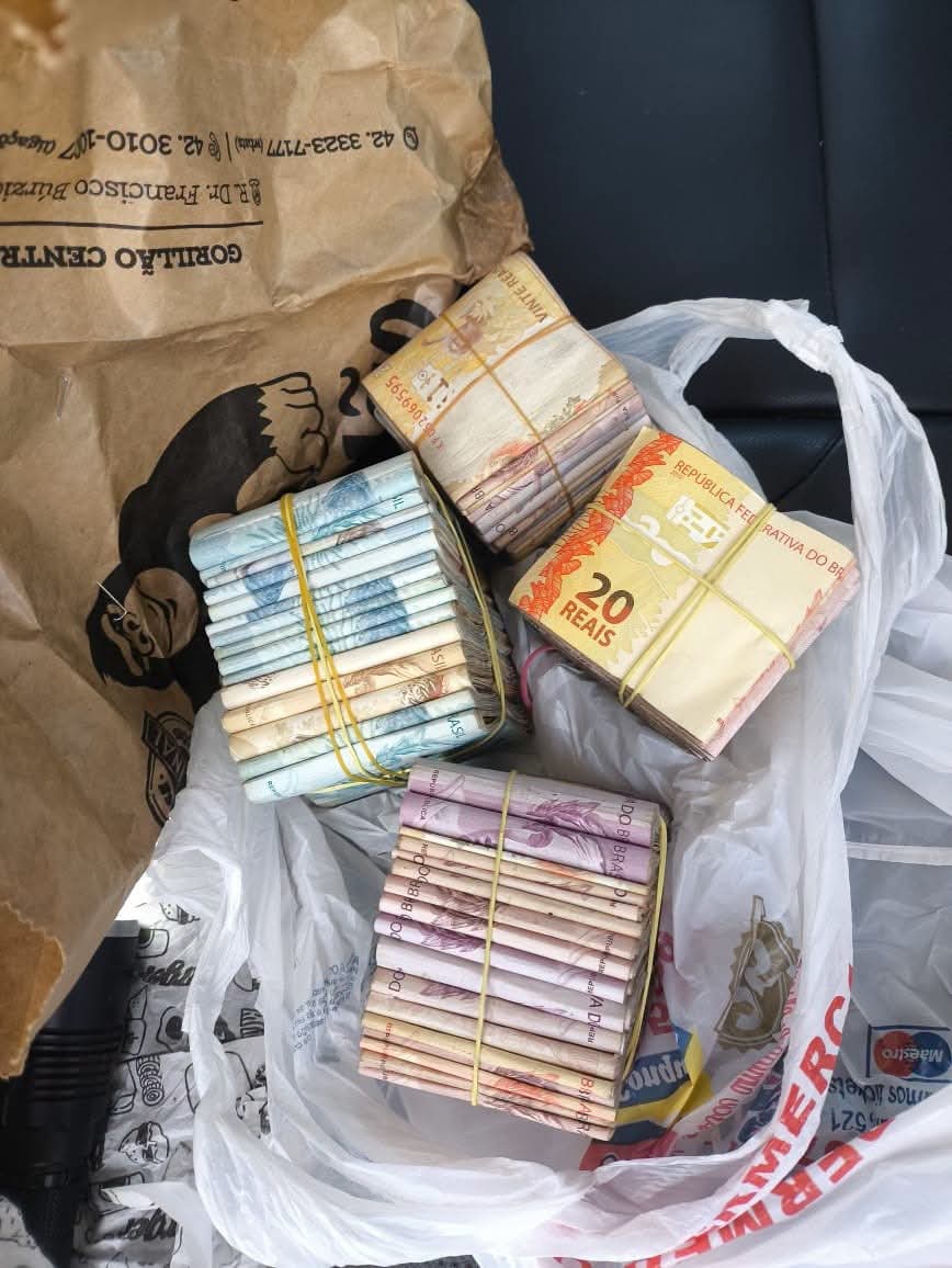POLÍCIA RODOVIÁRIA FEDERAL APREENDE GRANDE QUANTIA EM DINHEIRO NA BR-277 EM BALSA NOVA.