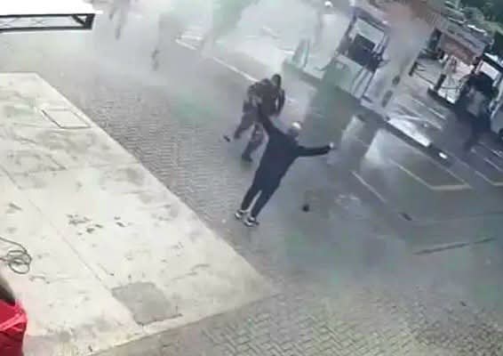 HOMEM É CONTIDO COM JATO DE ÁGUA APÓS AMEAÇAR A PRÓPRIA VIDA E ESPALHAR GASOLINA EM POSTO DE CURITIBA.