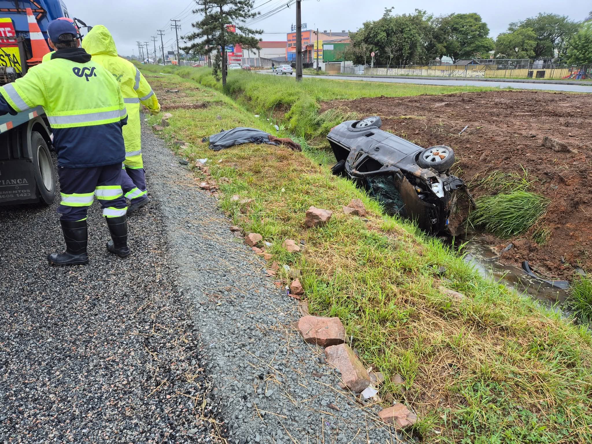 JOVEM MORRE E RAPAZ FICA GRAVEMENTE FERIDO EM CAPOTAMENTO NA BR-277, EM CURITIBA
